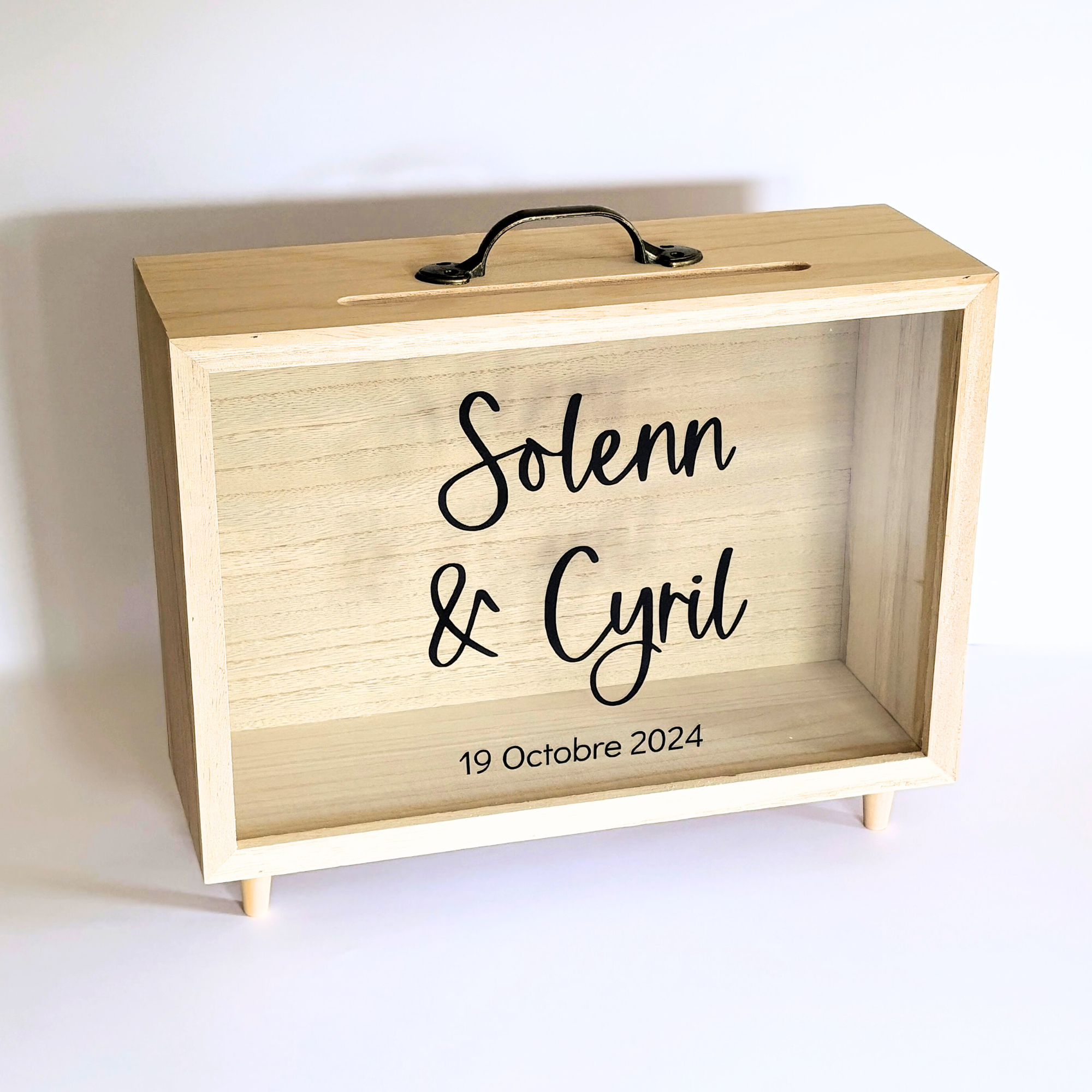 Tirelire Mariage En Forme De Valise Personnalisée - Pour Enveloppes Et Cadeaux - Broderie Prénoms Et Date